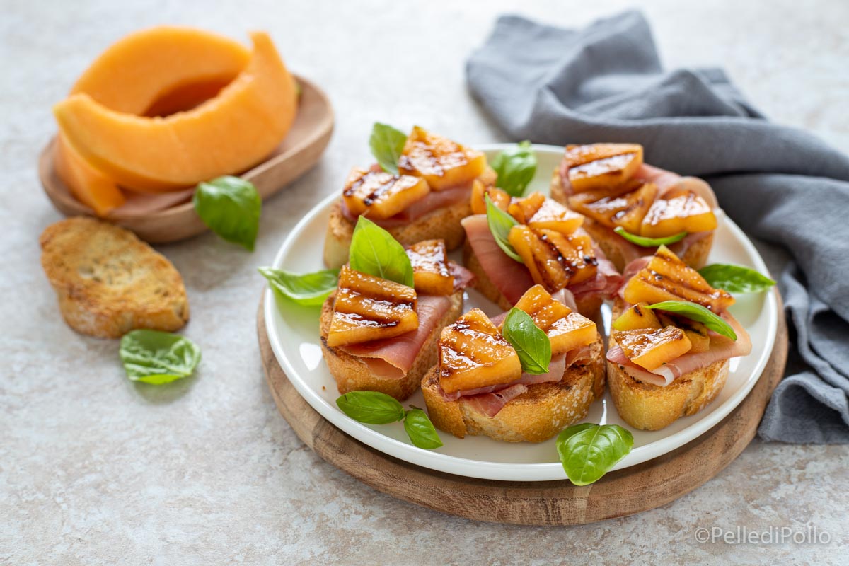Crostini con melone grigliato e speck
