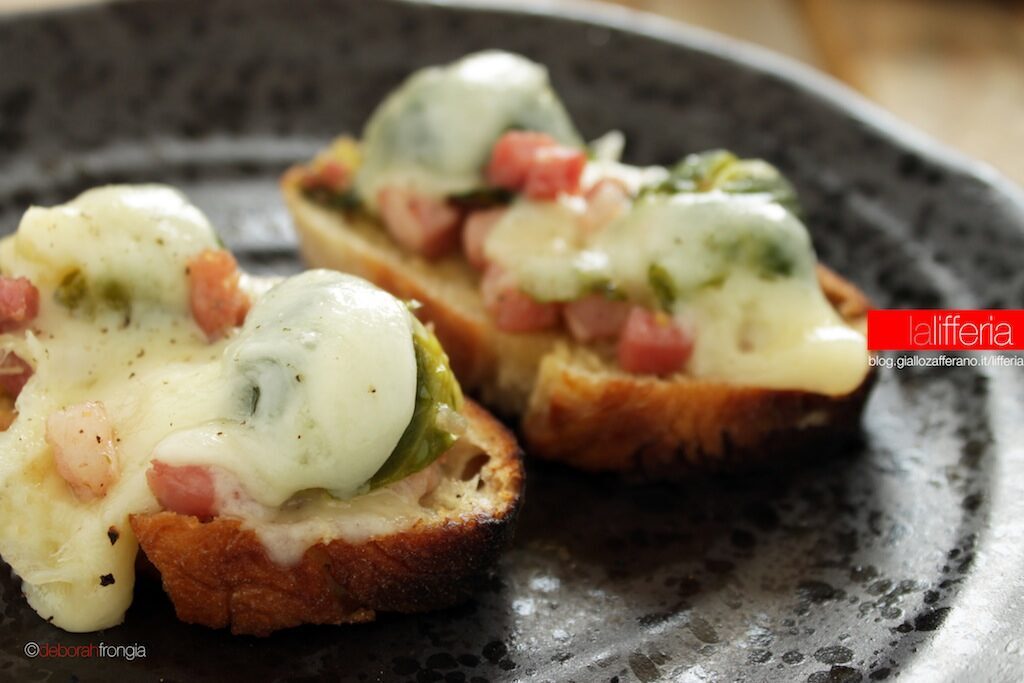 Crostini con pancetta e cavolini di bruxelles