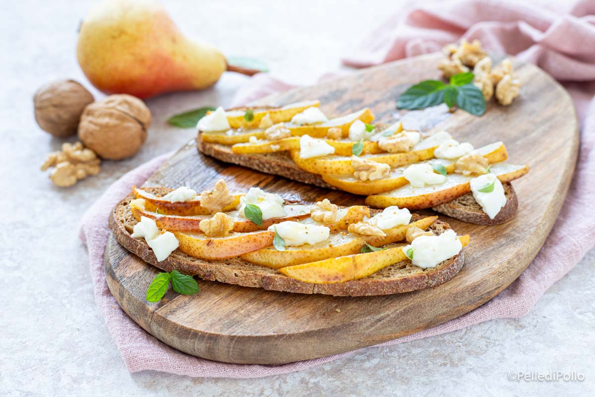 Crostini con pere e noci