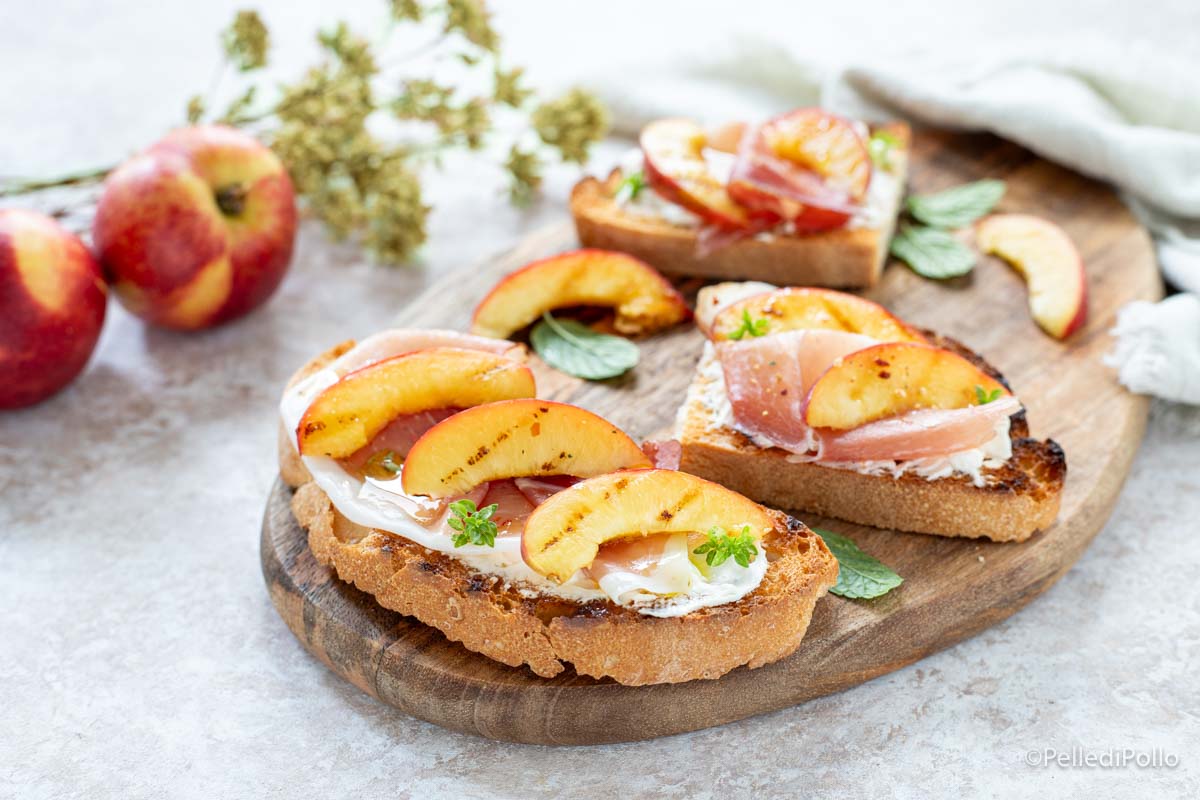 Crostini con pesche e speck