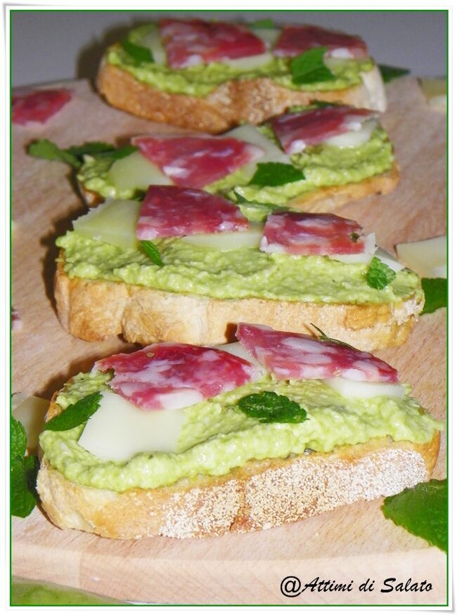 Crostini con pesto di fave salame e pecorino