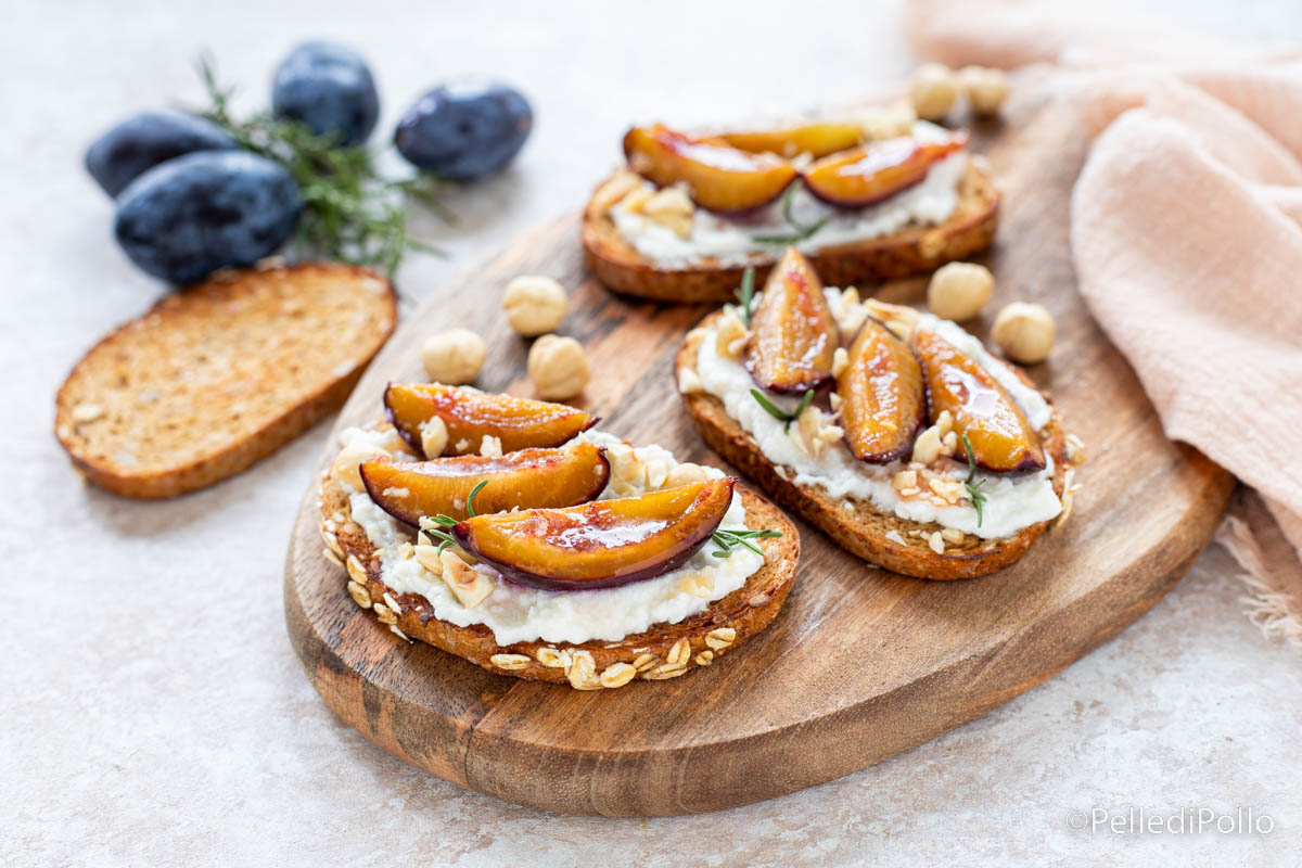 Crostini con prugne caramellate
