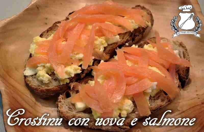 Crostini con salmone e uova strapazzate