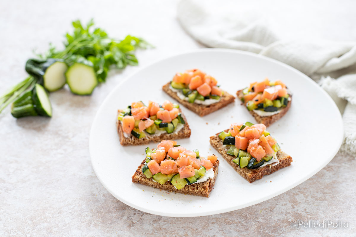 Crostini con salmone e zucchine