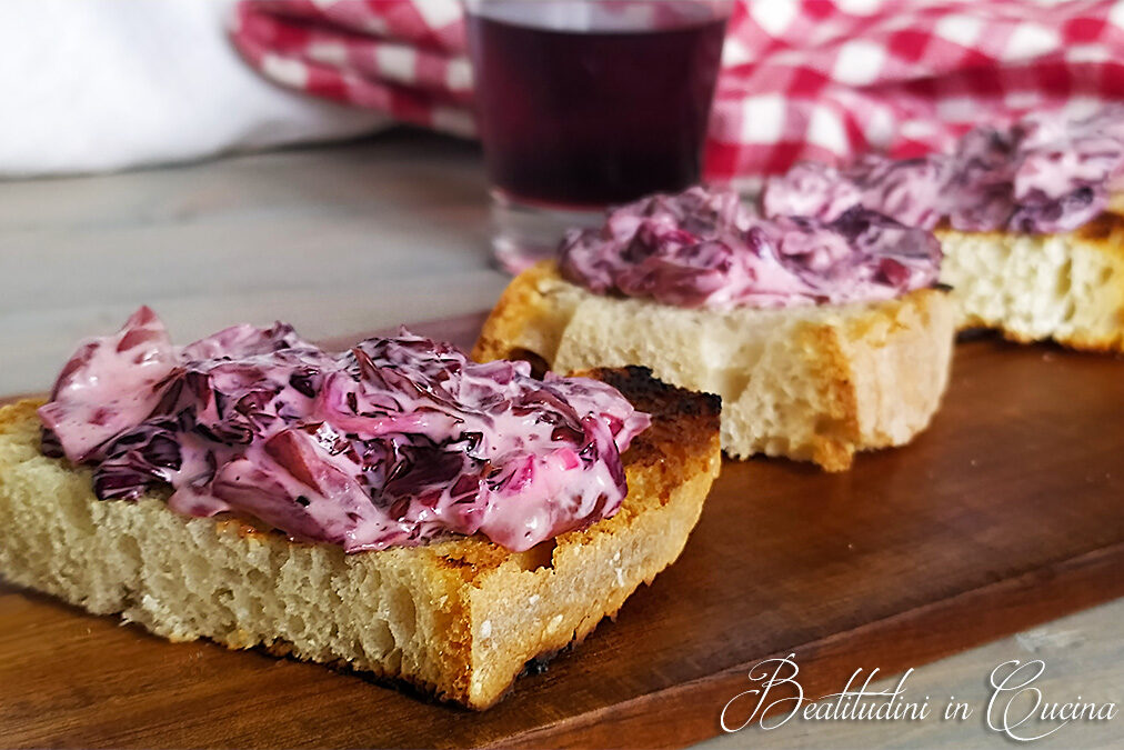 Crostini con salsa al radicchio