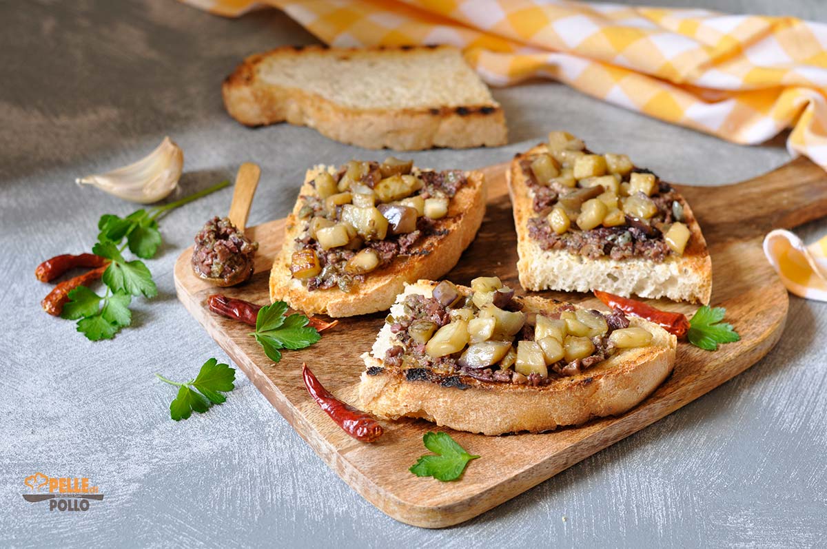 Crostini con salsa tapenade e melanzane