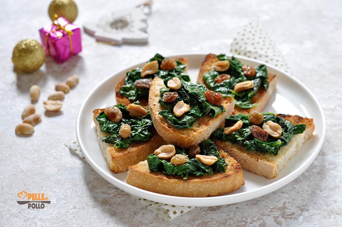 Crostini con spinaci uvetta e arachidi