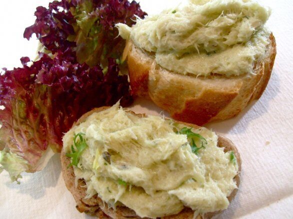 Crostini con spuma di baccala’
