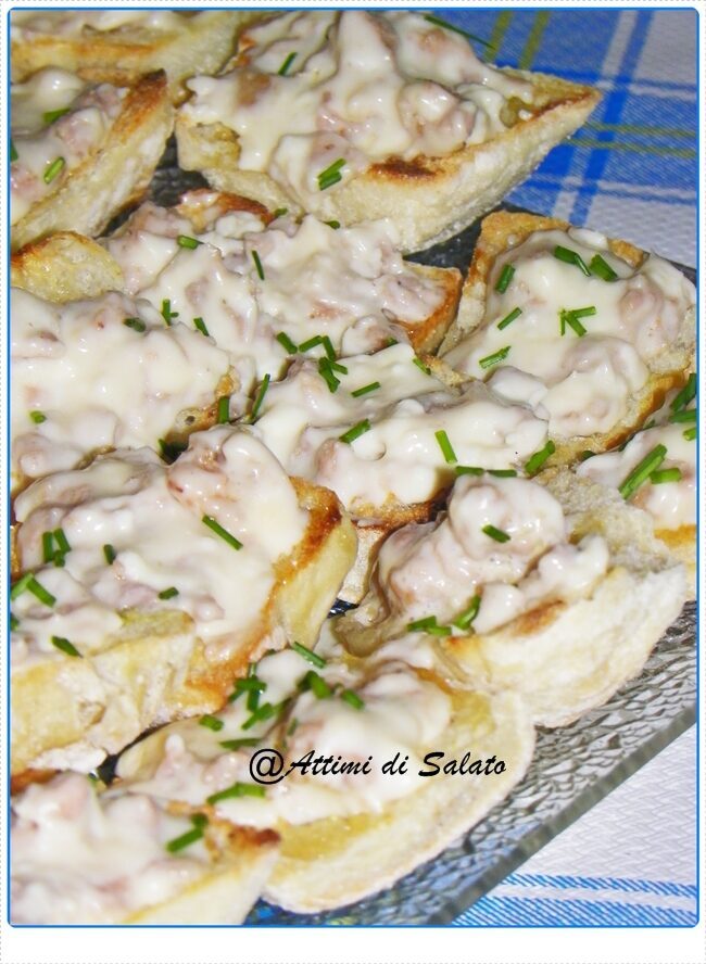 Crostini con stracchino e salsiccia