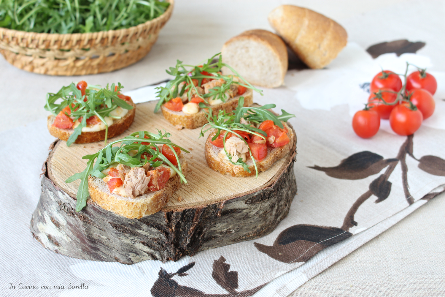 Crostini con tonno e rucola