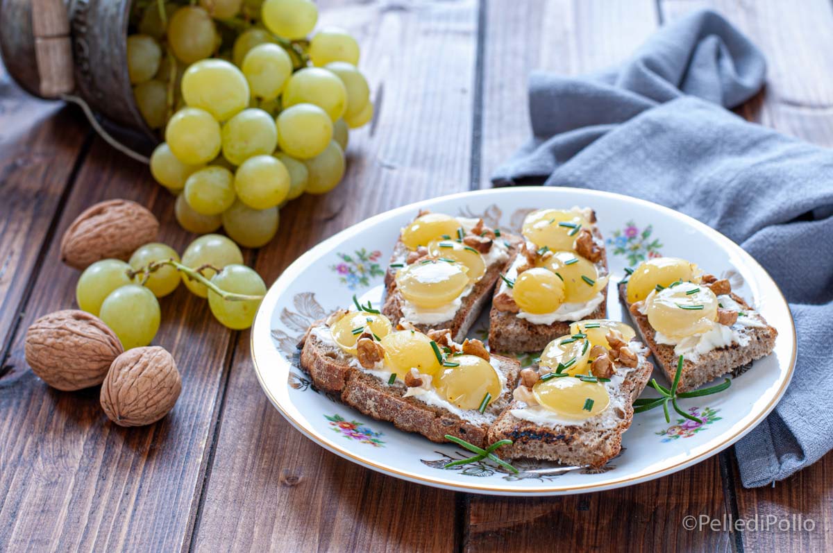 Crostini con uva, noci e rosmarino
