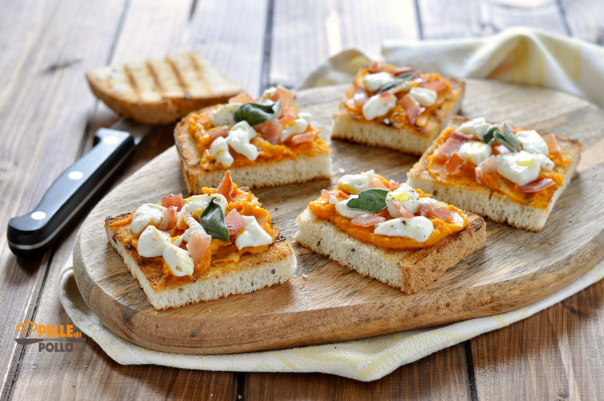 Crostini con zucca, stracchino e speck