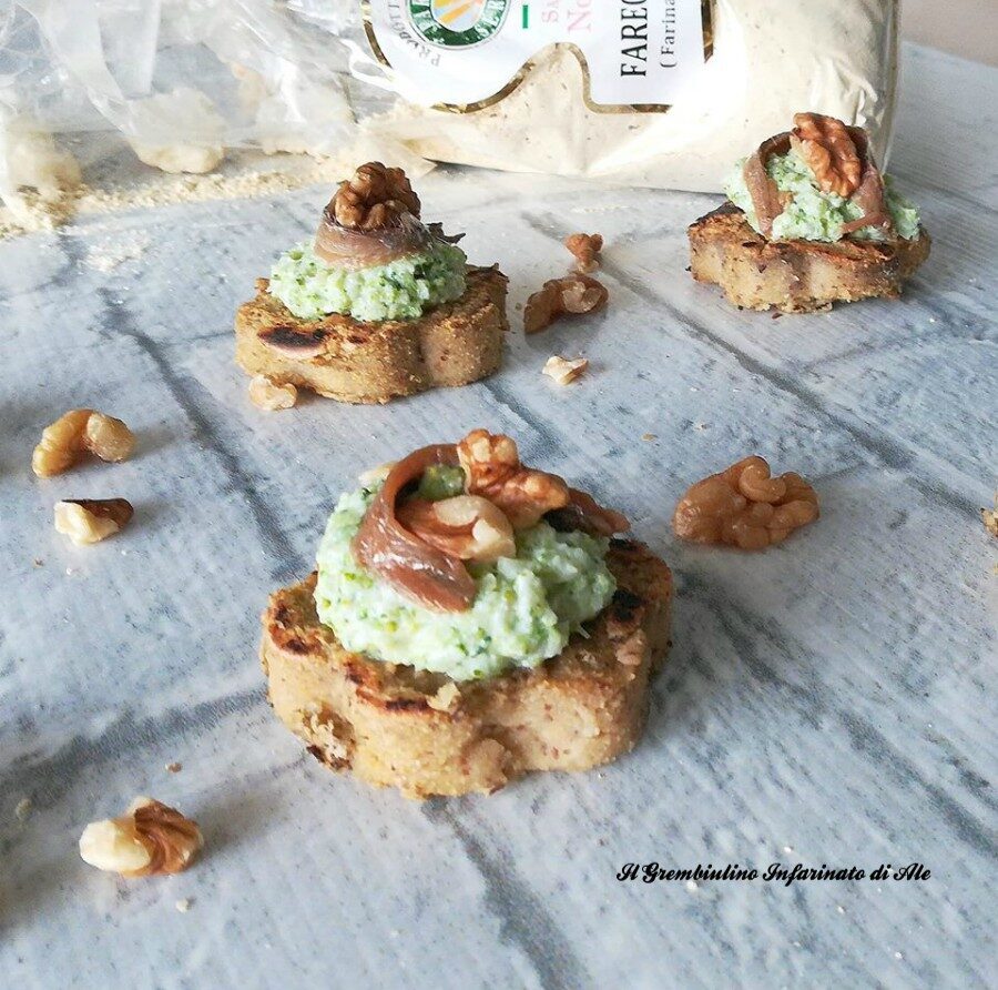 Crostini di farecchiata con broccoli e noci