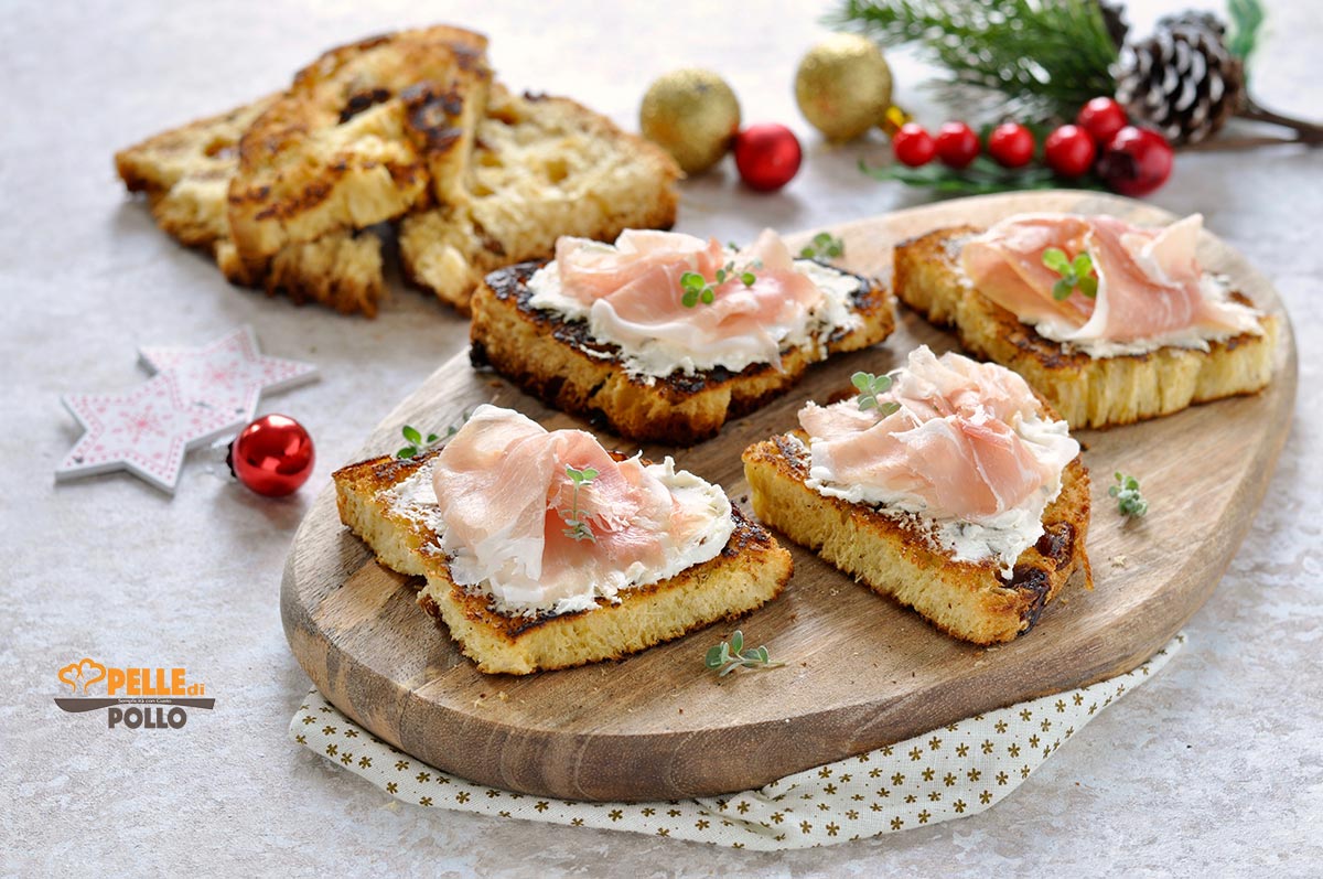 Crostini di panettone con prosciutto crudo