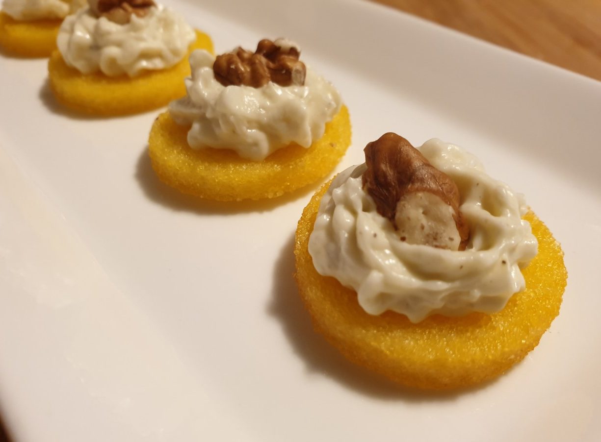 Crostini di polenta con crema al gorgonzola e noci