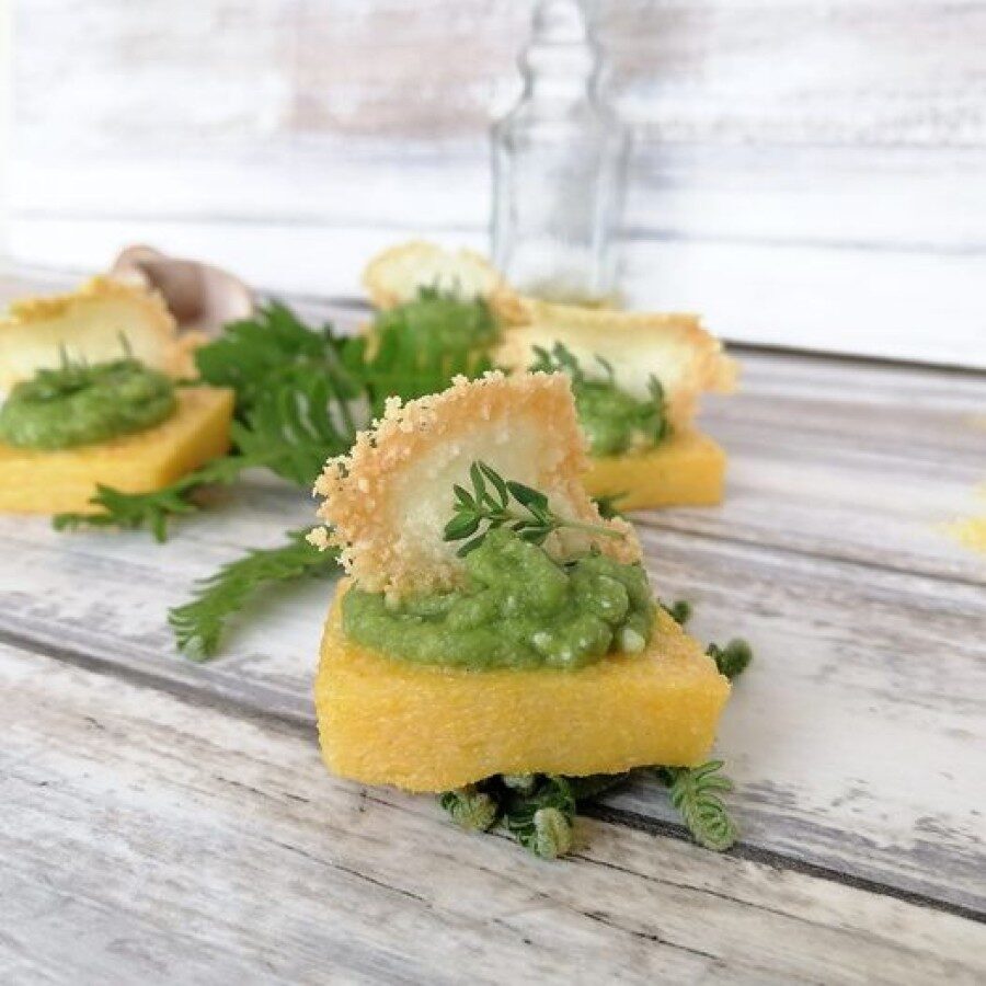 Crostini di polenta con crema di fave e pecorino croccante