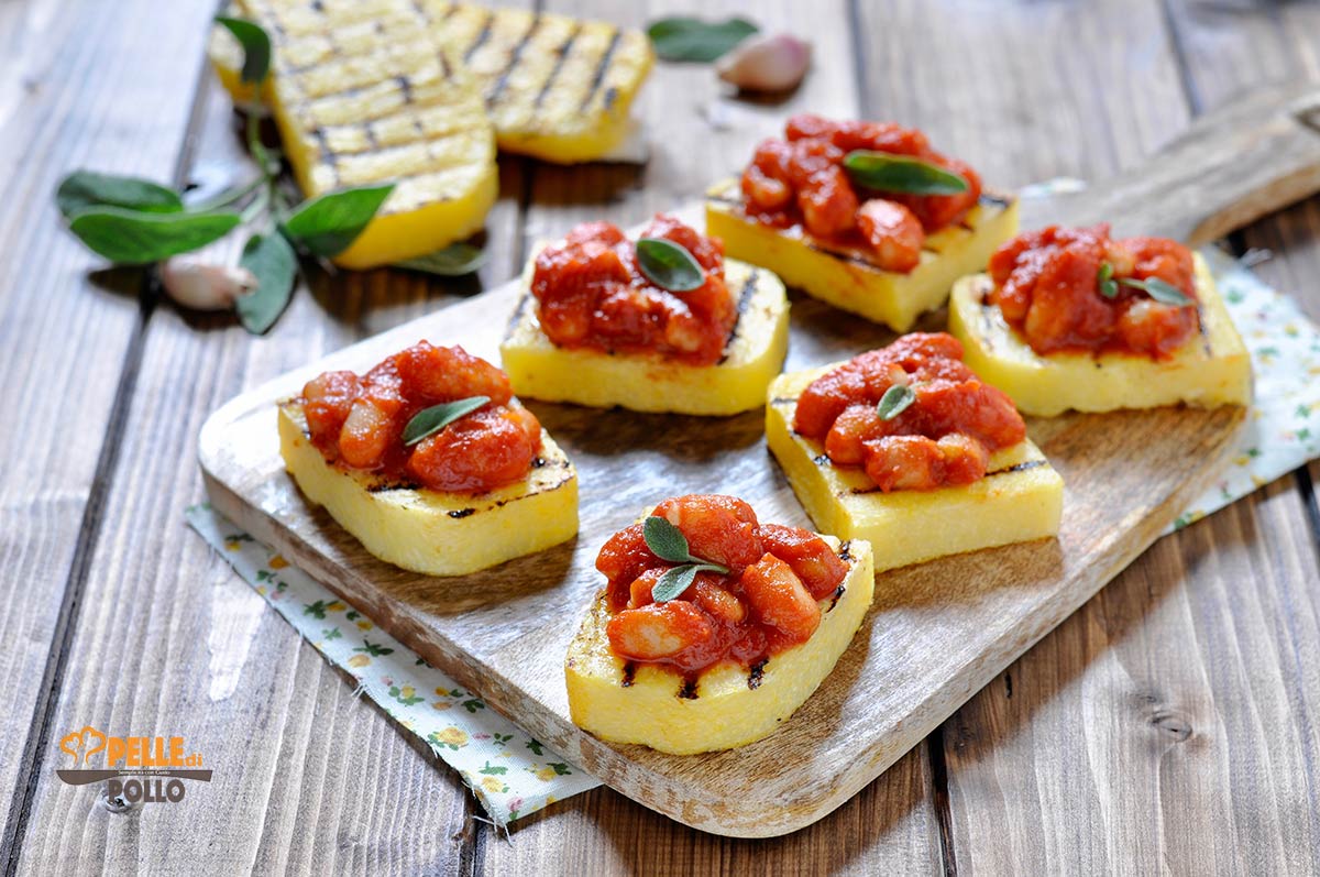Crostini di polenta con fagioli in umido