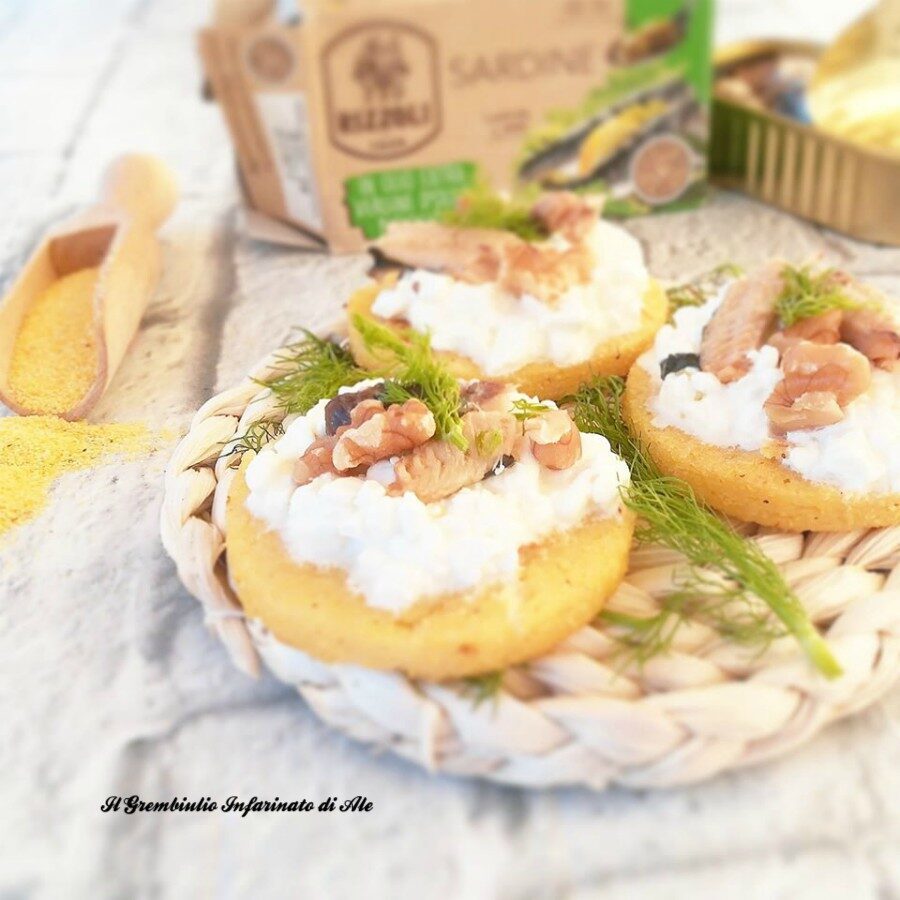 Crostini di polenta con fiocchi di latte e sardine