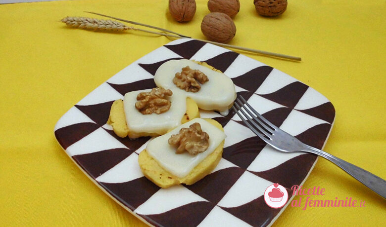 Crostini di polenta con formaggio e noci