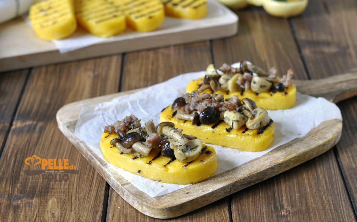 Crostini di polenta con funghi e salsiccia
