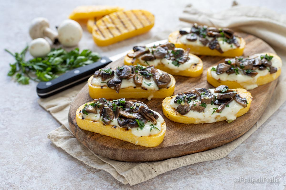Crostini di polenta con funghi e stracchino