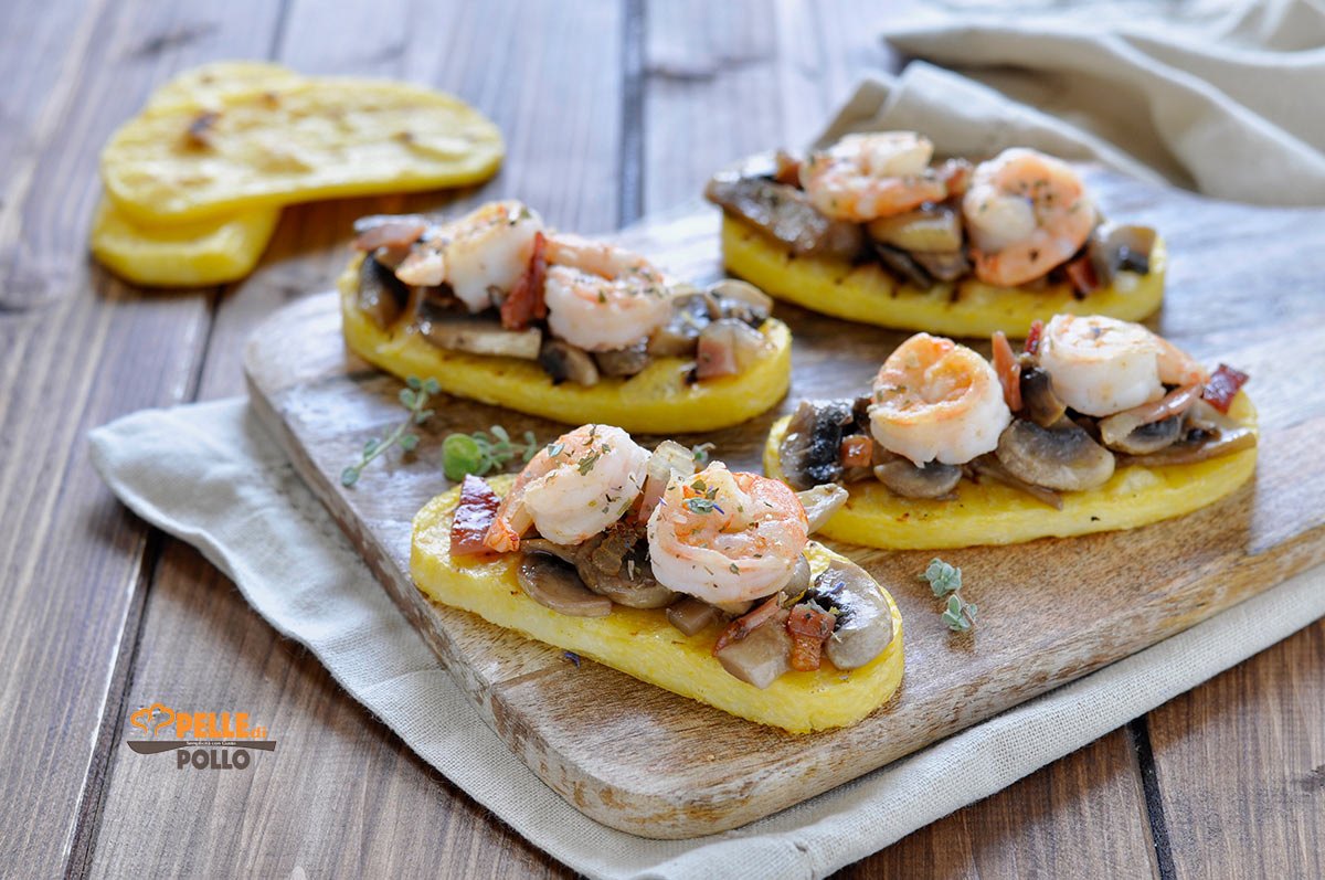 Crostini di polenta con gamberi e funghi