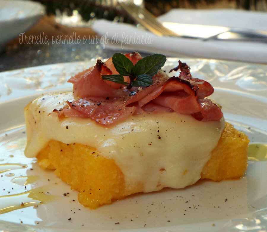 Crostini di polenta con prosciutto affumicato e scamorza