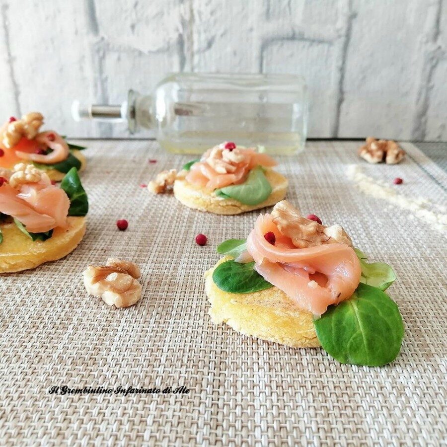 Crostini di polenta con salmone e noci