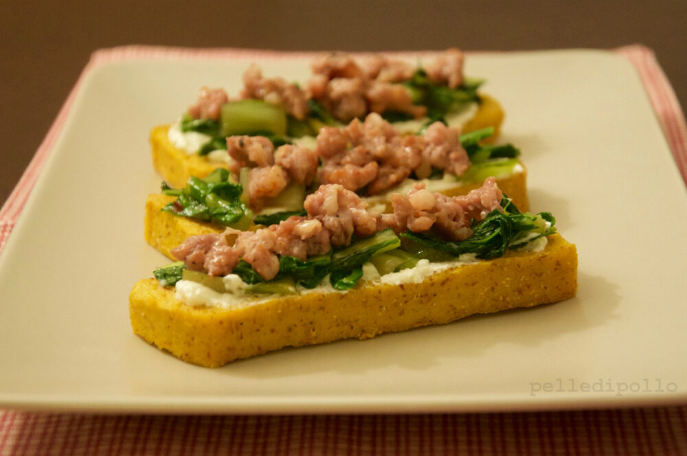Crostini di polenta con salsiccia ed erbette