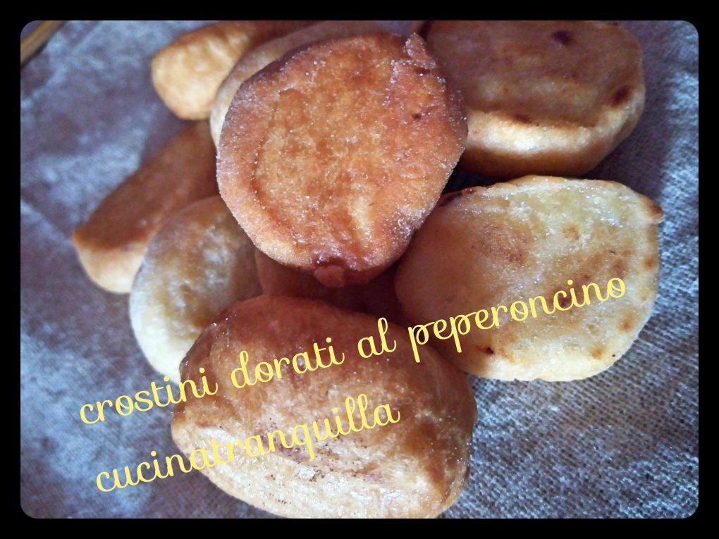 Crostini dorati al peperoncino