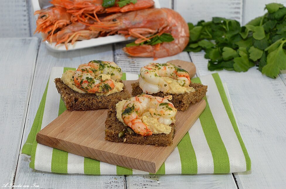 Crostini hummus e gamberi