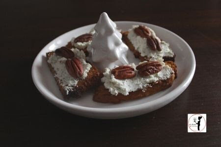 Crostini in friggitrice ad aria di con tomino cremoso alle erbe di provenza e noci pecan