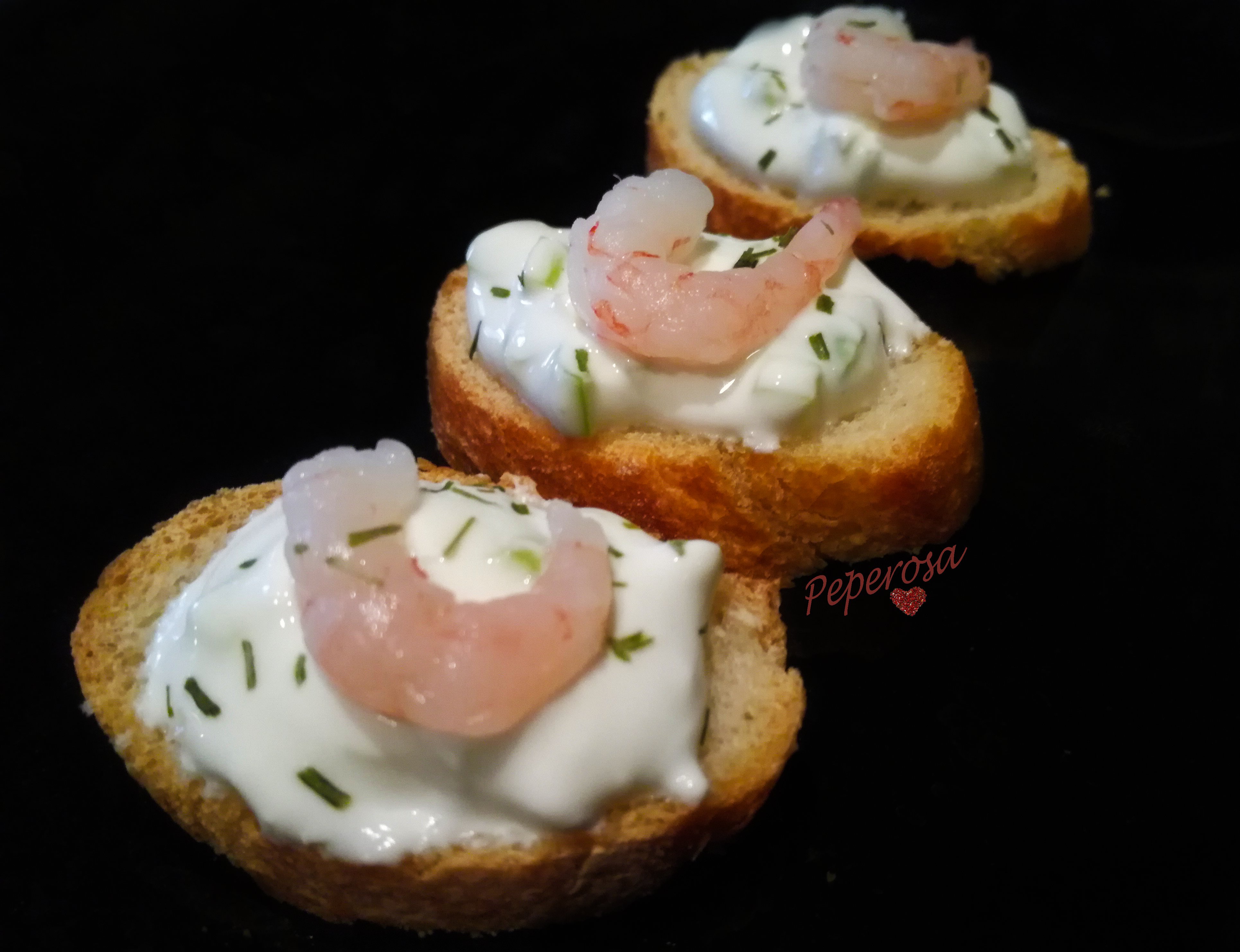 Crostini panna acida e gamberetti