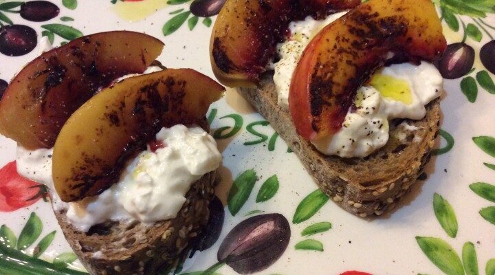 Crostone con burrata e pesche noci grigliate