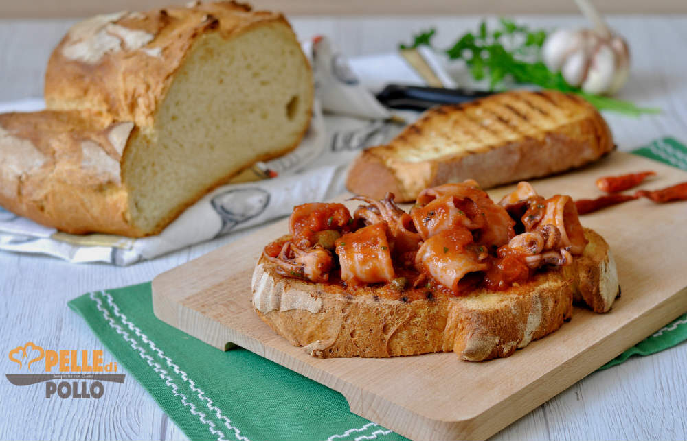 Crostone con calamari al sugo piccante