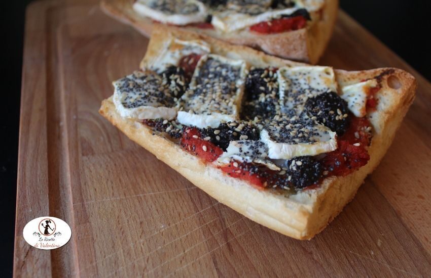 Crostone con caprino, patè d’olive, semi di papavero e sesamo in friggitrice ad aria