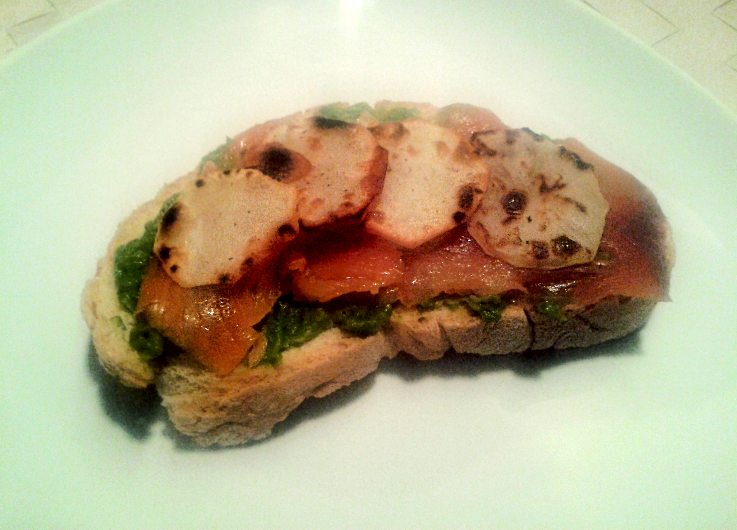 Crostone con crema di piselli, salmone affumicato e patate