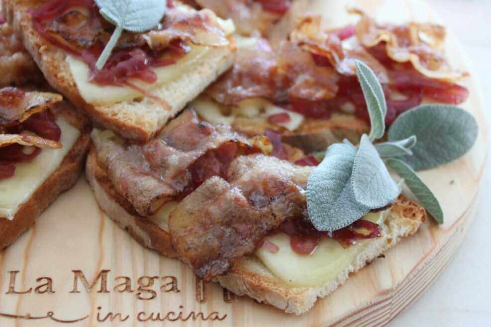 Crostone con pecorino, cipolle caramellate e guanciale