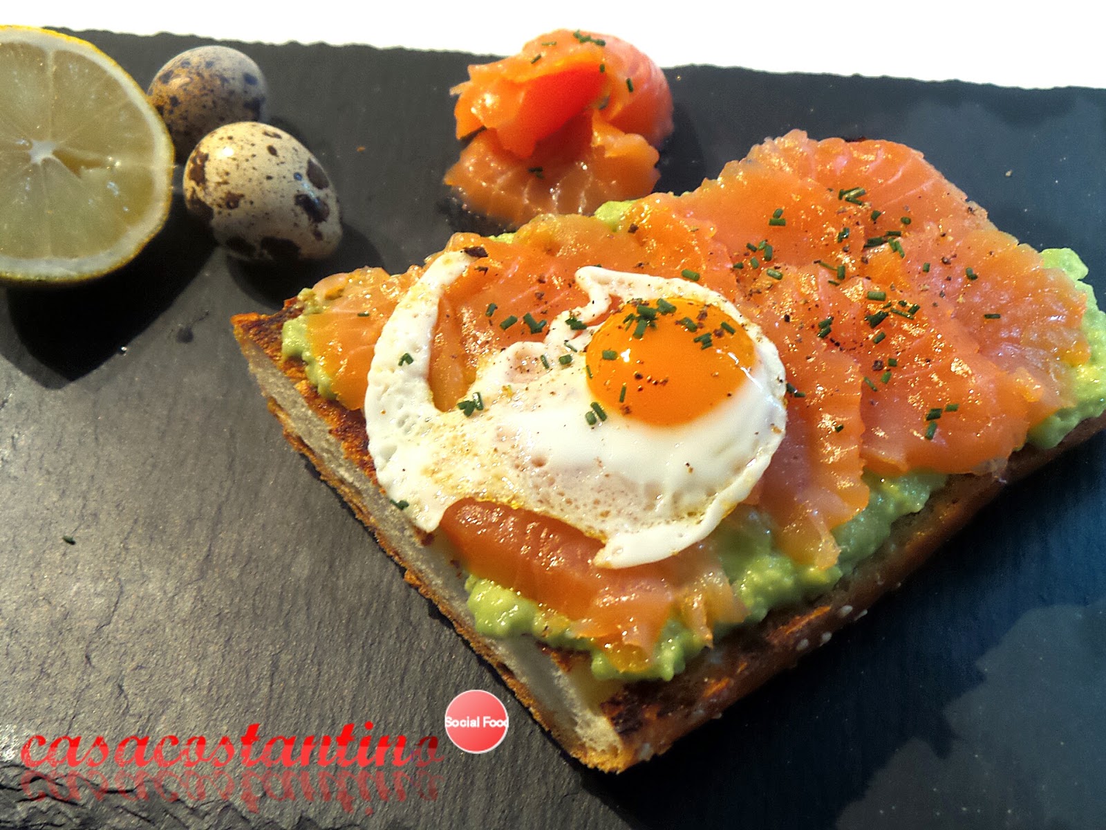 Crostone crema di avocado salmone e uova di quaglia