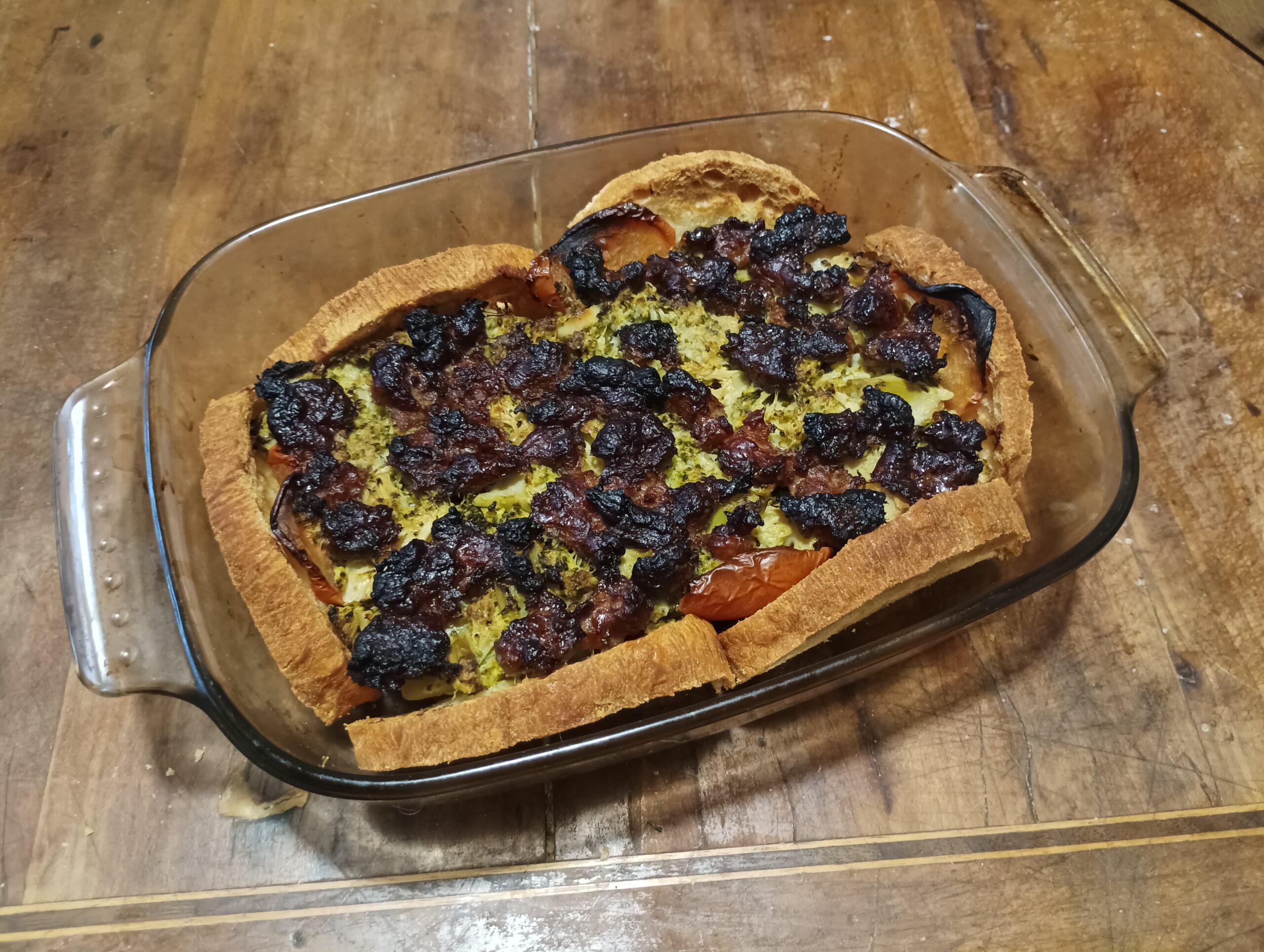 Crostone di pane con verdure e salsiccia