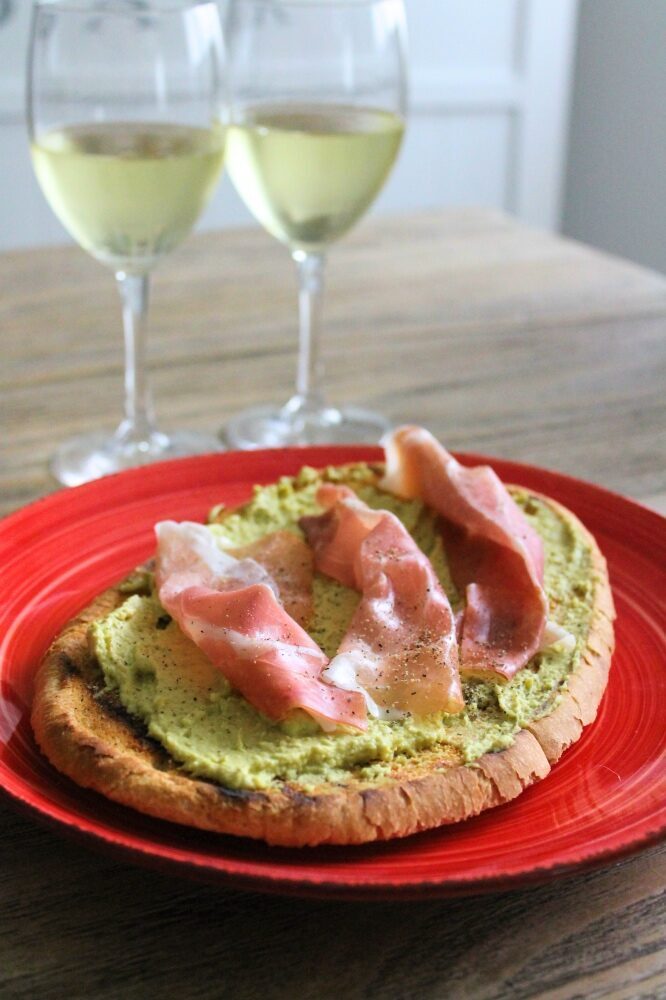 Crostone di stagione con crema di fave e crudo