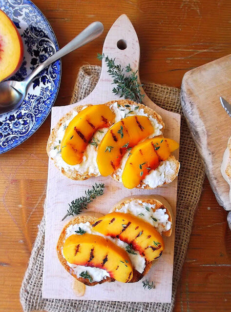 Crostoni alle pesche con ricotta, timo e miele