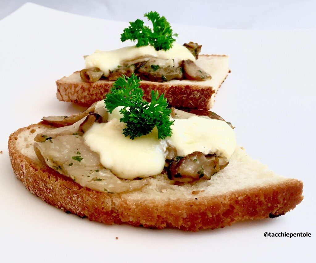 Crostoni con funghi porcini trifolati e brie