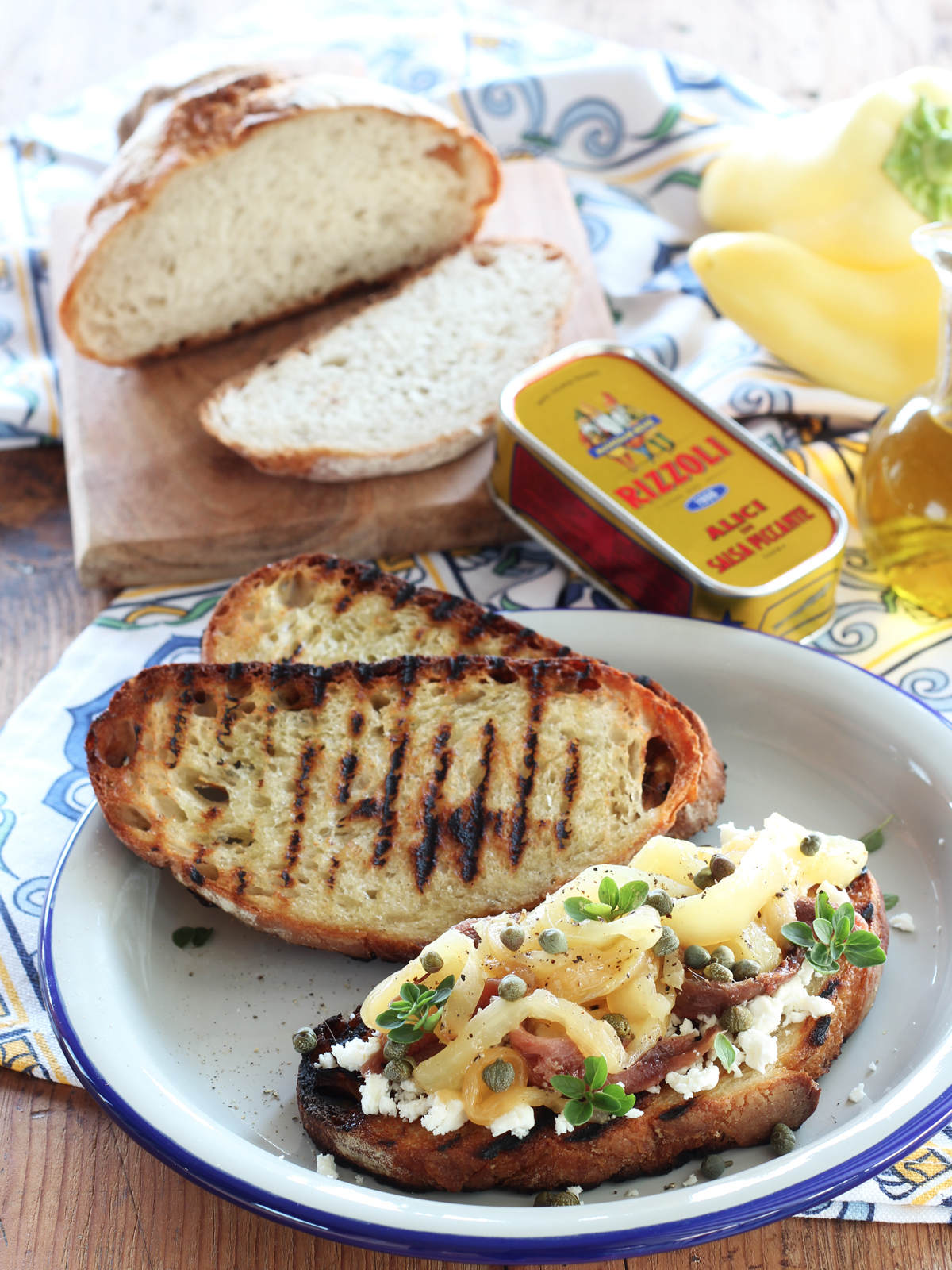 Crostoni con peperoni corno, acciughe e feta