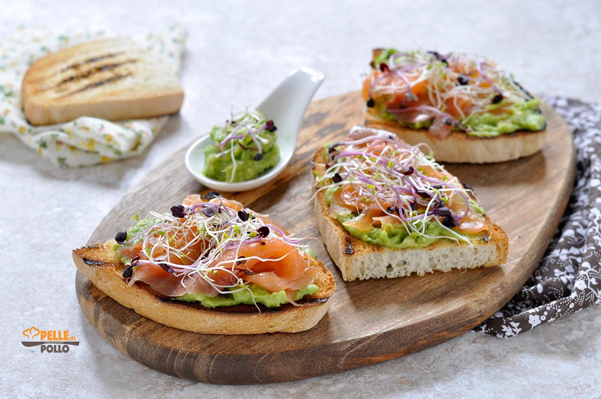 Crostoni con salmone affumicato, avocado e germogli