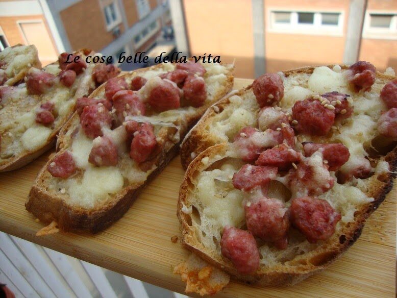 Crostoni con salsiccia