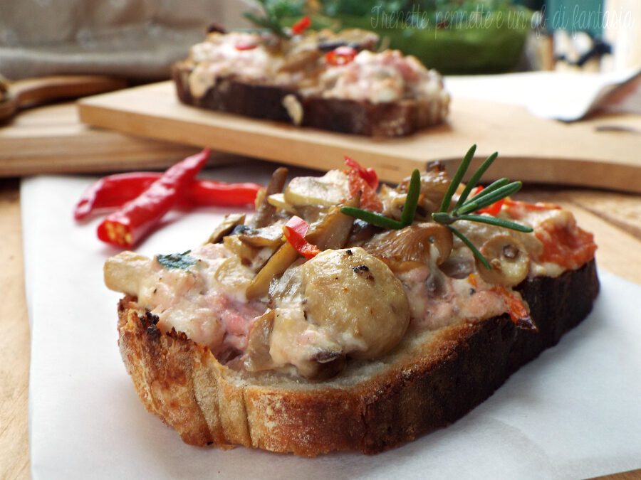 Crostoni con salsiccia stracchino e funghi misti