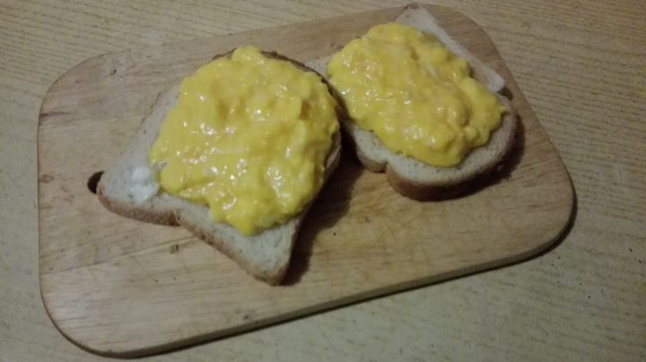Crostoni con uova strapazzate