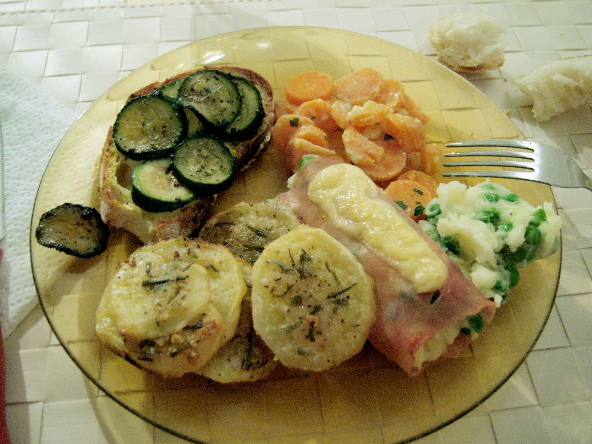 Crostoni con zucchine, involtini di cotto, carote al latte e patate aromatizzate