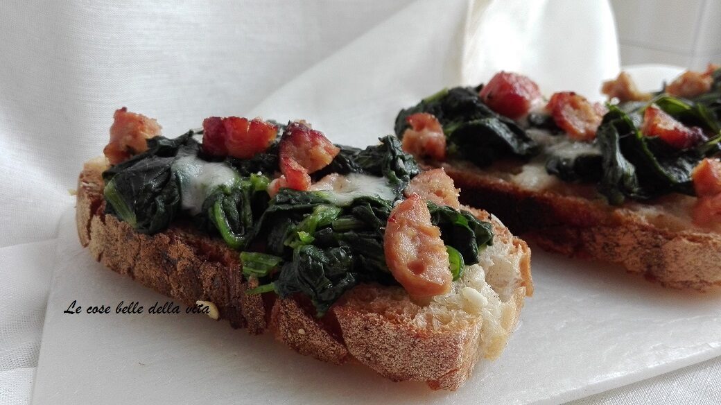 Crostoni di pane con verdure e salsiccia
